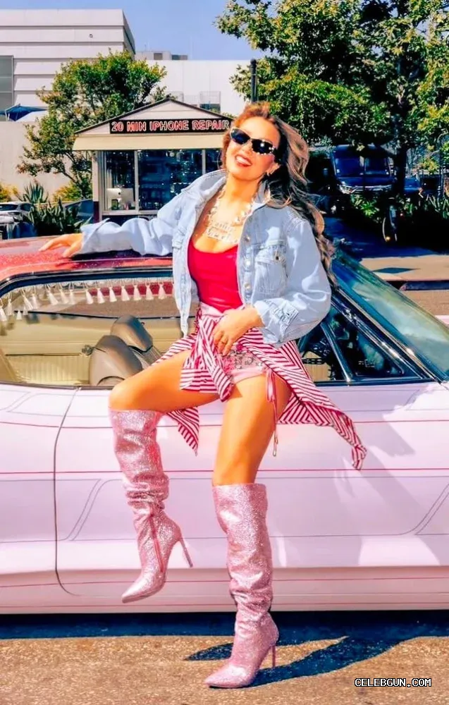 Thalia's Hot and Sexy Legs: A Stunning Photo Collection
