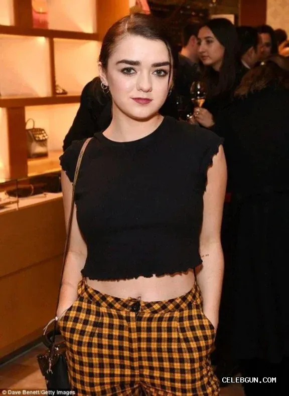 Maisie Williams Reveals Stunning B Cup Boob Pics – Must
