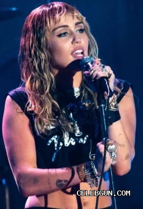 Miley Cyrus: Hot and Sexy Thighs Photo Collection