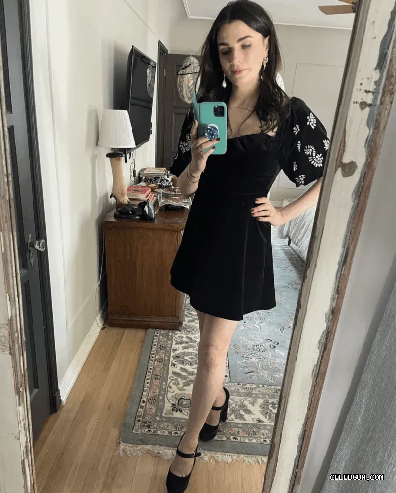 Aisling Bea's Hot Legs: Stunning Sexy Photo Collection