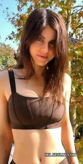 Alexandra Daddario's Hottest Boob Photos Collection You Can't Miss