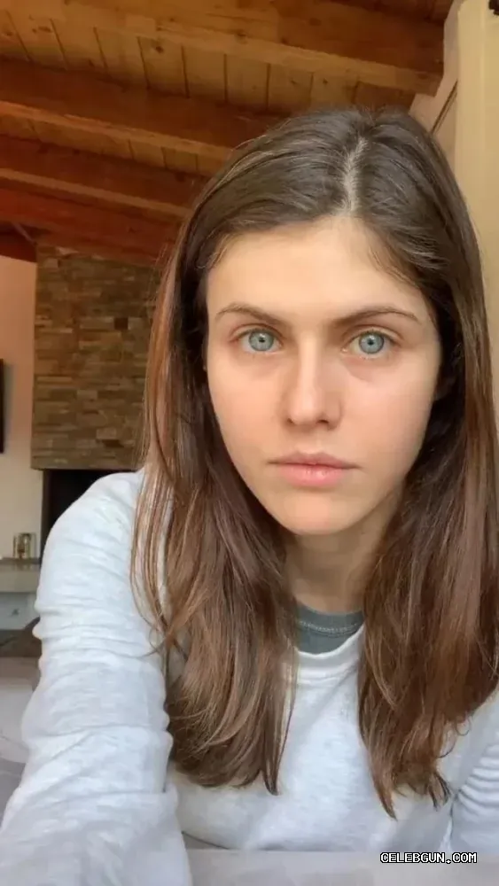 Alexandra Daddario's Hottest Face-Only Sexy Photo Collection