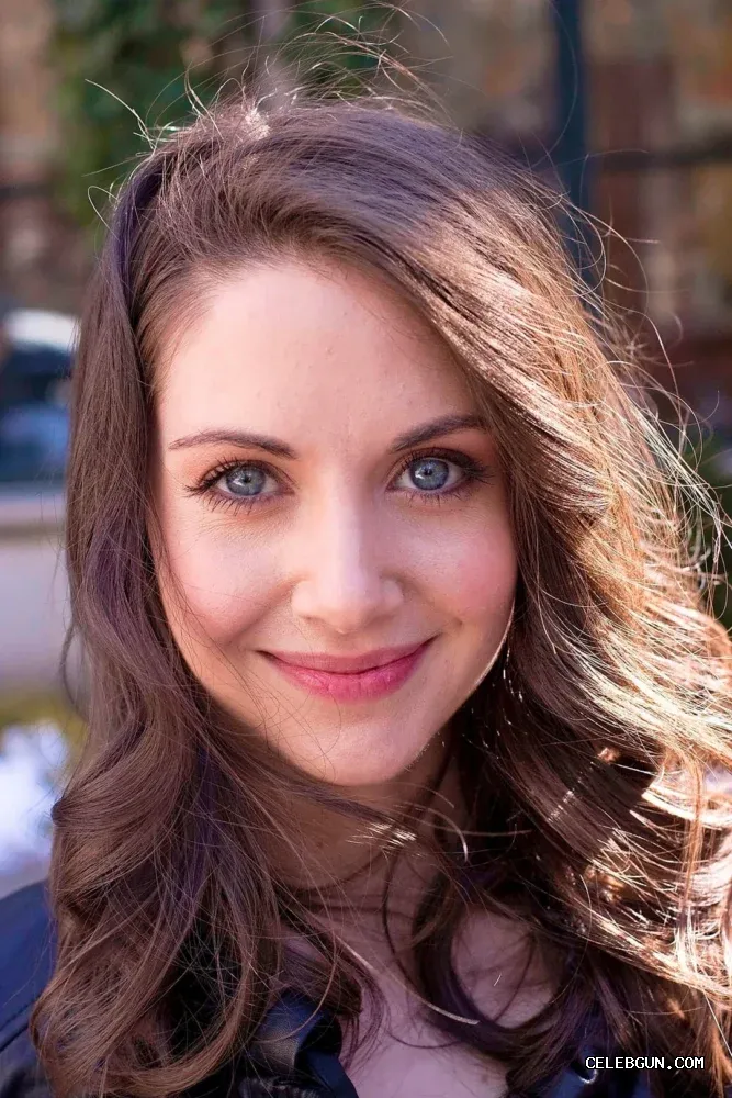 Alison Brie’s Hot & Sexy Face-Only Photo Collection