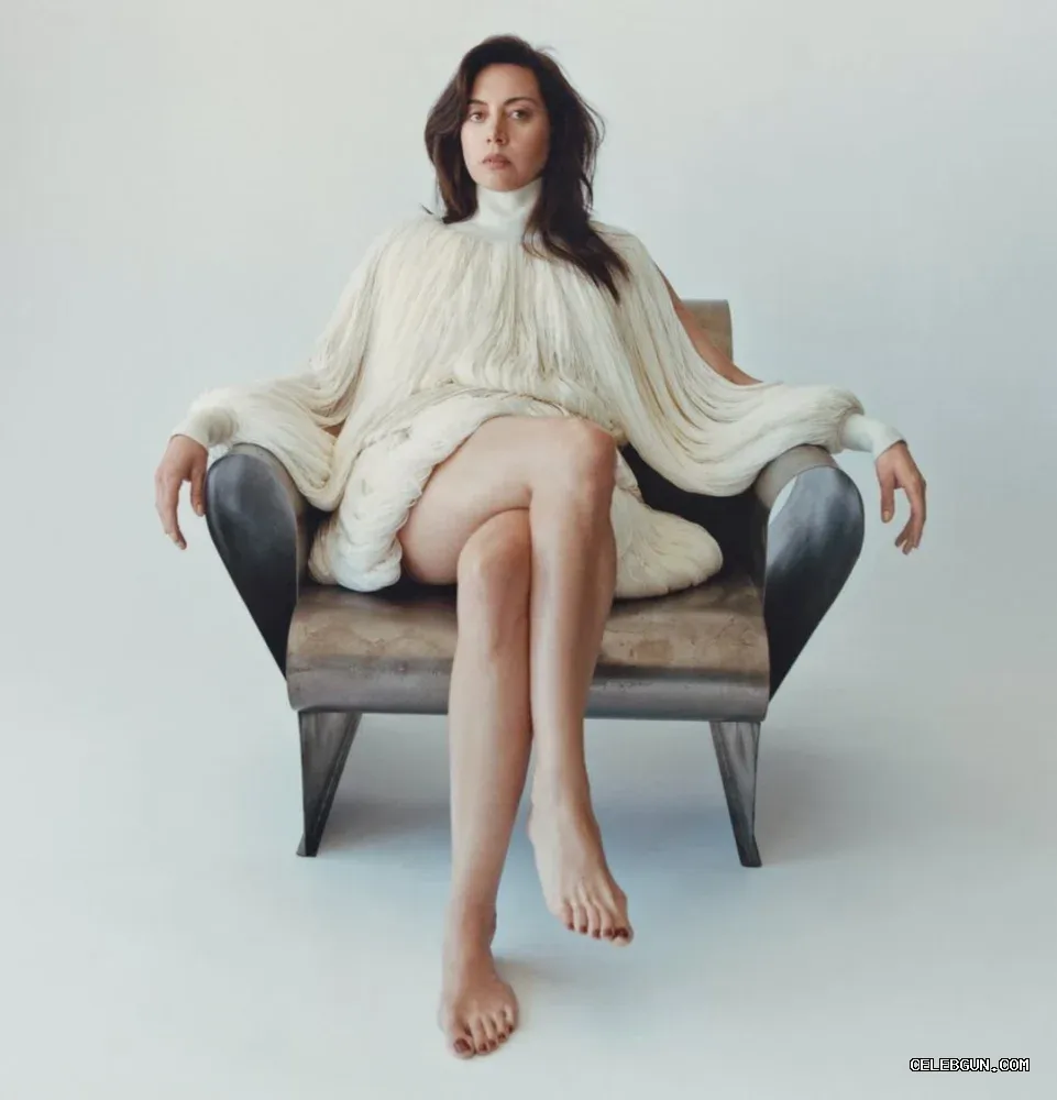 Aubrey Plaza's Hot Legs: Seductive Photo Collection