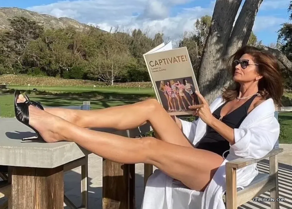 Cindy Crawford's Sexy Thighs: Hot Photo Collection
