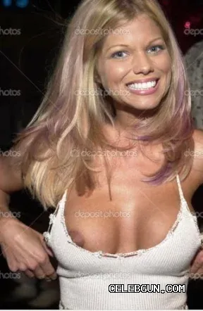 Donna D’Errico’s Irresistible Boobs: A Stunning Collection of Sexy Photos