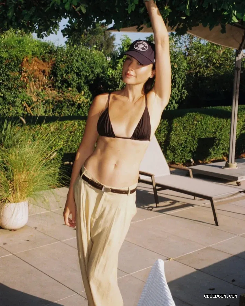Gal Gadot Flaunts Her A-Cup Petite Boobs in Stunning Nude