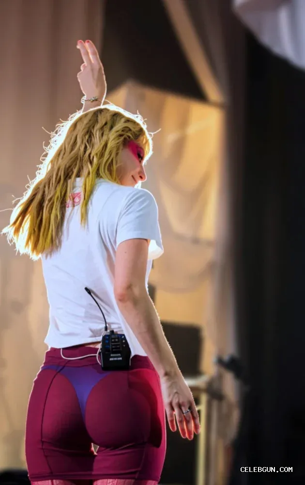 Hayley Williams' Sexy Ass in Stunning Hot Photo Collection