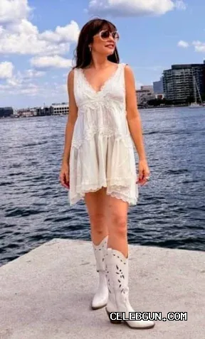 Itati Cantoral's Hot Legs: A Sexy Photo Collection