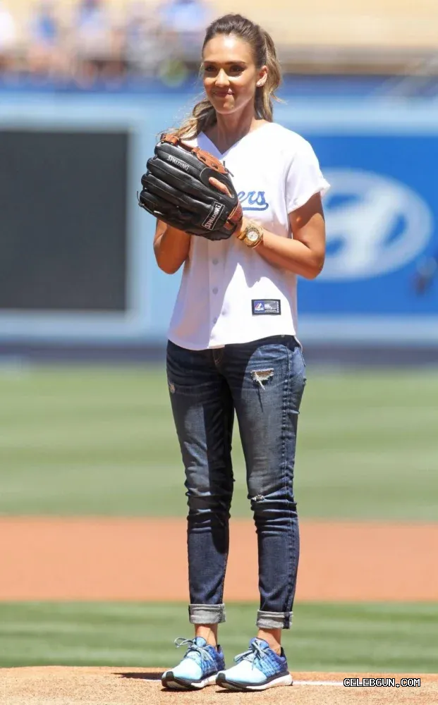 Jessica Alba's Hot Sport Fans Photo Collection