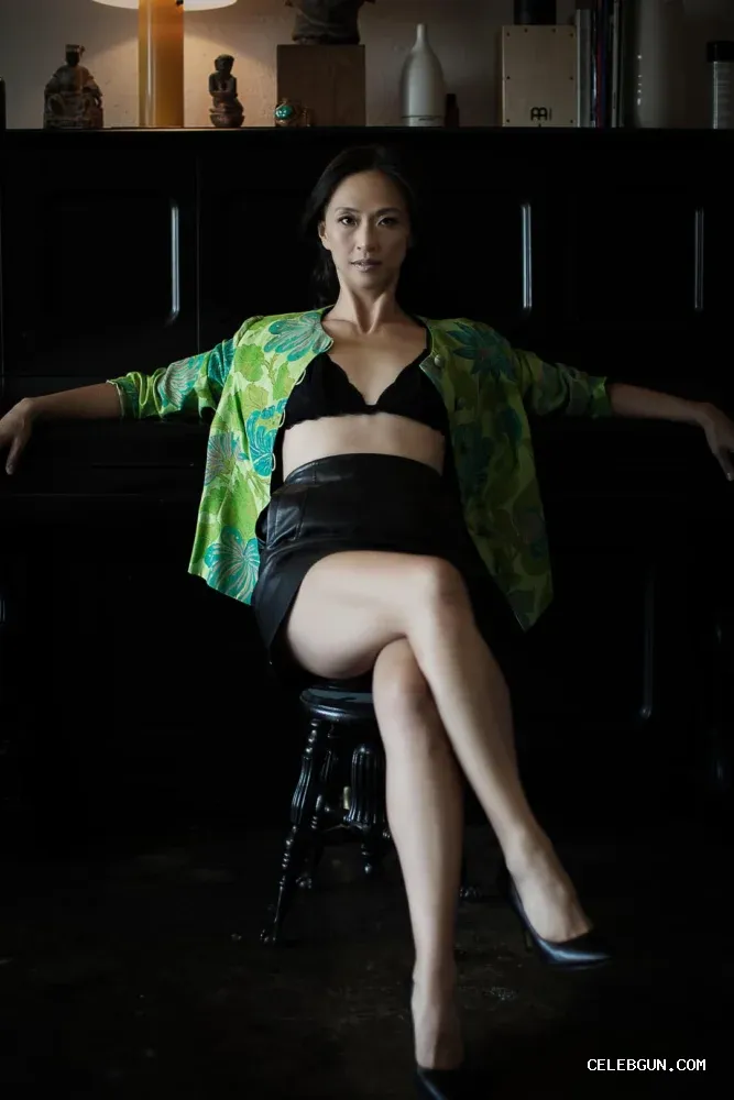 Joy Osmanski's Hot Legs: Stunning Sexy Photo Collection