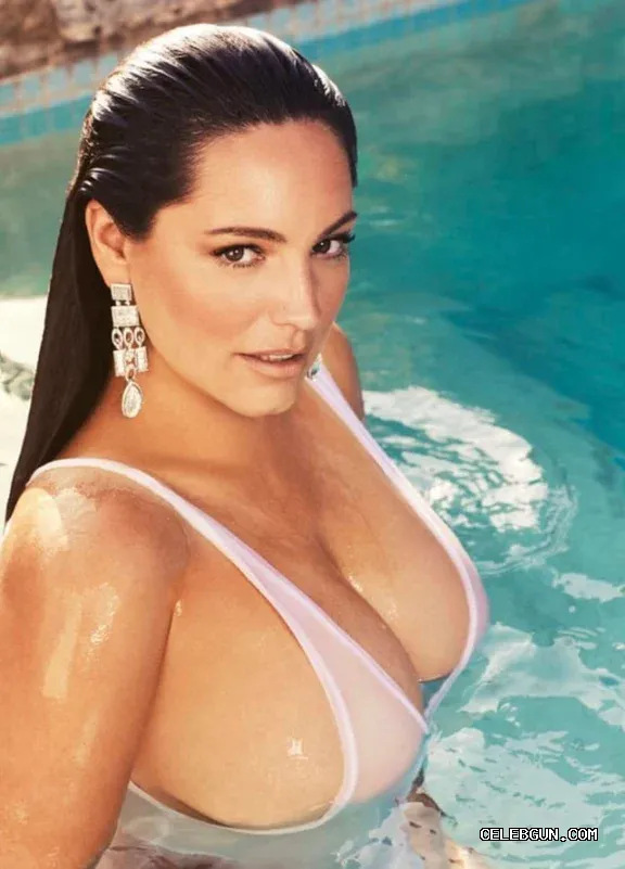 Kelly Brook's Stunning Boobs: A Must-See Collection of Sexy Photos