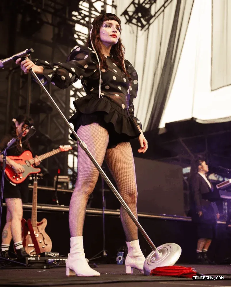 Lauren Mayberry's Hot and Sexy Thighs: Must-See Photo Collection!