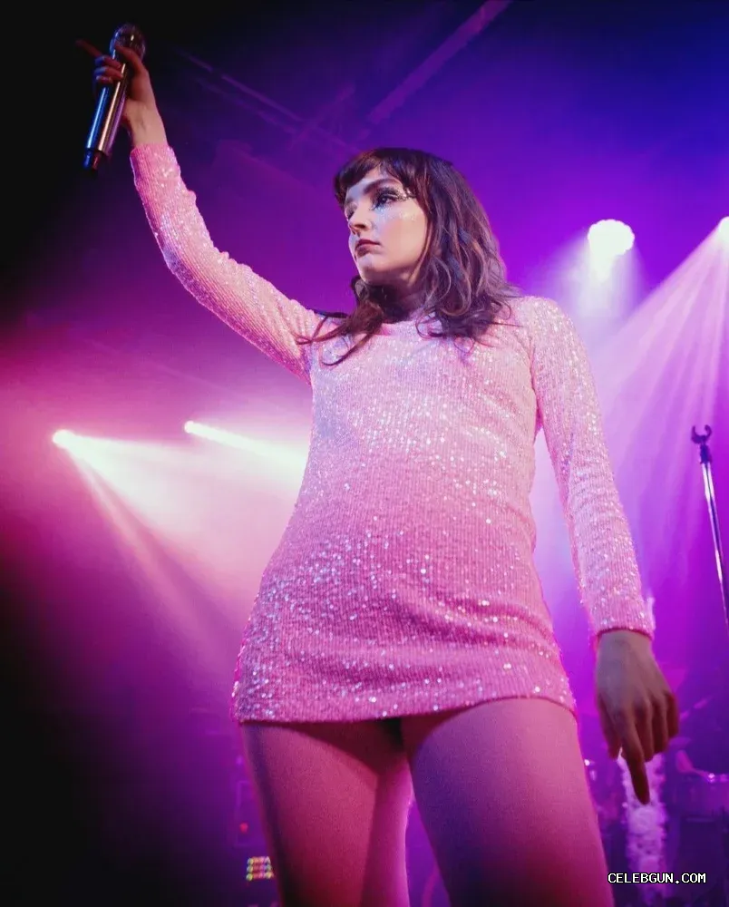 Lauren Mayberry's Sexy Thighs: Hot Photos Collection