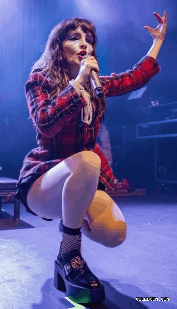 Lauren Mayberry's Sexy Thighs: Stunning Hot Photo Collection