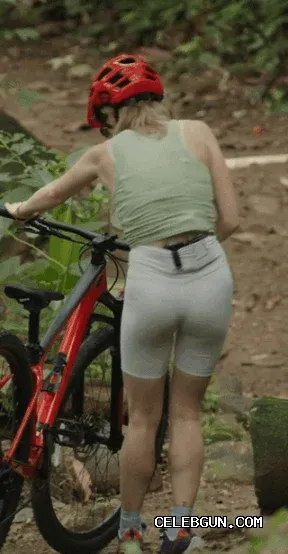 Maisie Williams: Hot and Sexy Ass Photos Collection