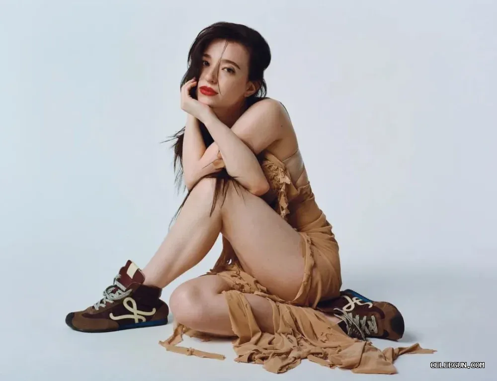 Mikey Madison's Sexy Thighs: A Hot Photo Collection
