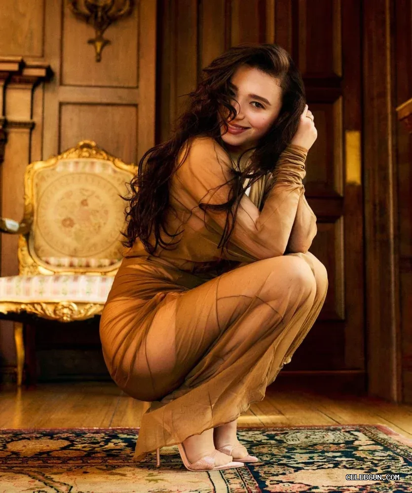 Mikey Madison's Sexy Thighs: Hot Photo Collection