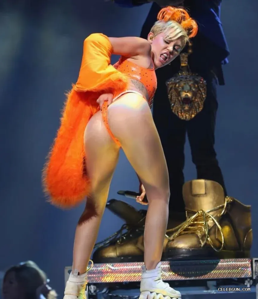 Miley Cyrus's Hot and Sexy Butt: Irresistible Photo Collection