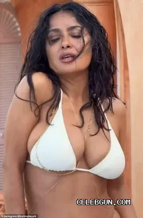 Salma Hayek's Stunning Sexy Photo Collection: Boobs Exhibit Like Never