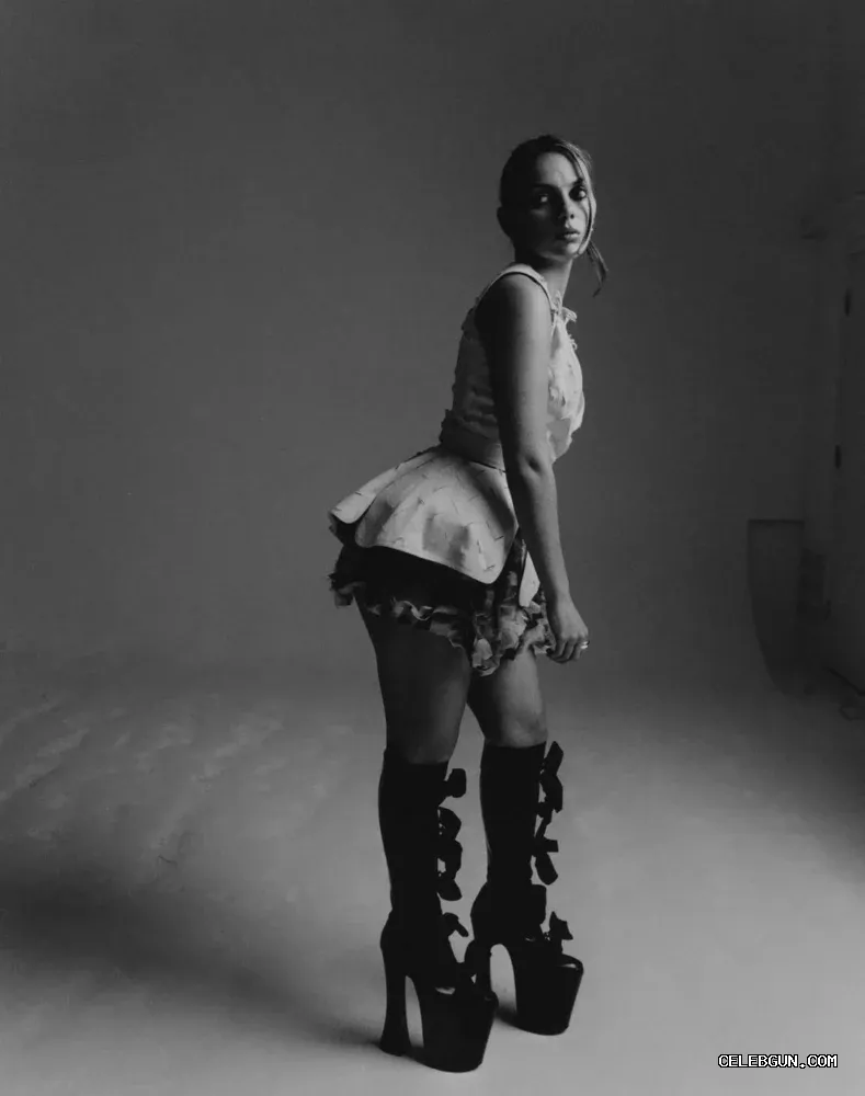 Dafne Keen's Sexy Hot Thighs: Stunning Photo Collection