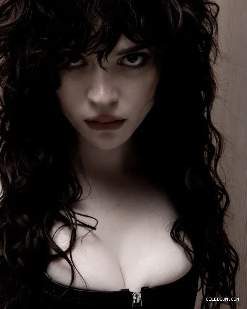 Sophie Thatcher's Stunning Nude Photos Collection Showcasing Her B Cup
