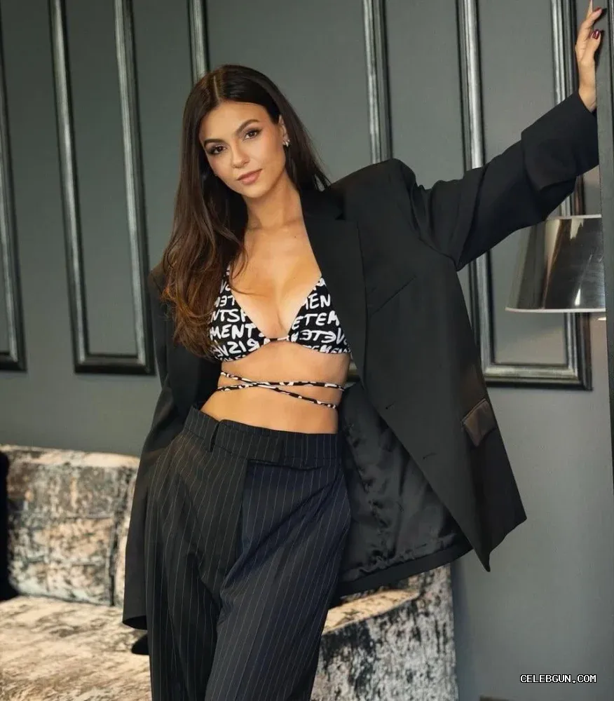 Victoria Justice's Hot Sexy Photo Collection from Suits